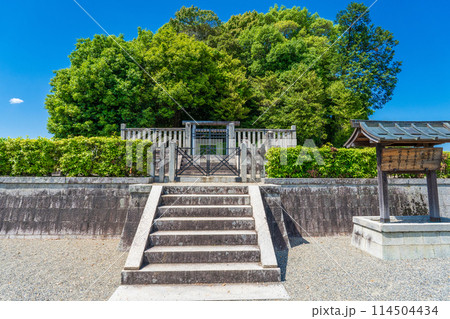 奈良県明日香村　第四十代天武天皇　第四十一代持統天皇　檜隈大内陵 114504434