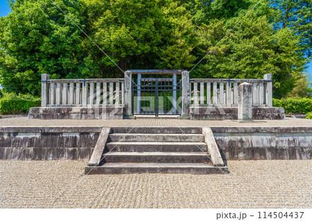 奈良県明日香村　第四十代天武天皇　第四十一代持統天皇　檜隈大内陵 114504437