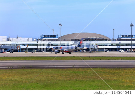 【香川県】離着陸する旅客機、ジェット機(高松空港) 【香川県】離着陸する旅客機、ジェット機(高松空港) 114504541