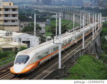 台湾高速鉄道　700T型　快官　高鐵景觀橋にて 114504752