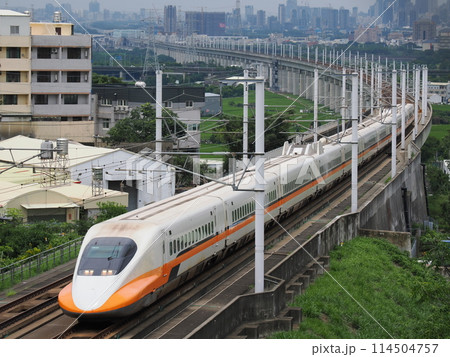 台湾高速鉄道　700T型　快官　高鐵景觀橋にて 114504757