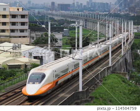 台湾高速鉄道　700T型　快官　高鐵景觀橋にて 114504759