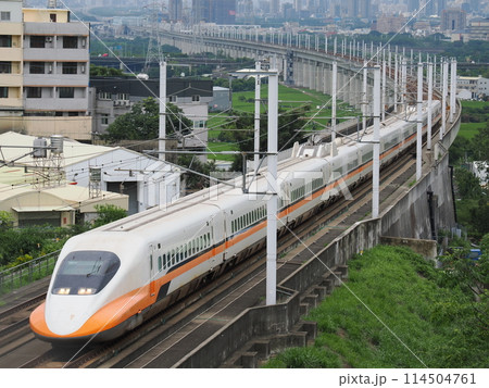 台湾高速鉄道　700T型　快官　高鐵景觀橋にて 114504761
