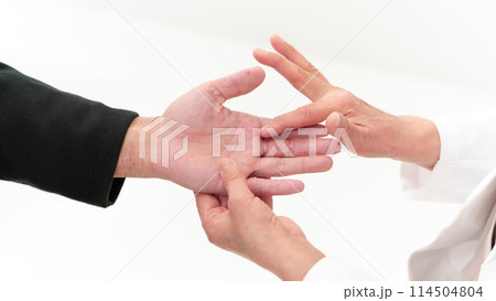 医療 アトピー性皮膚炎 手元 医療 アトピー性皮膚炎 手元 114504804