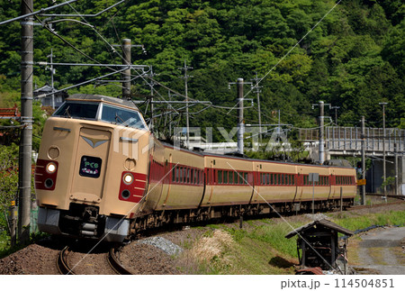 伯備線を走る381系L特急やくも8号 伯備線を走る381系L特急やくも8号 114504851