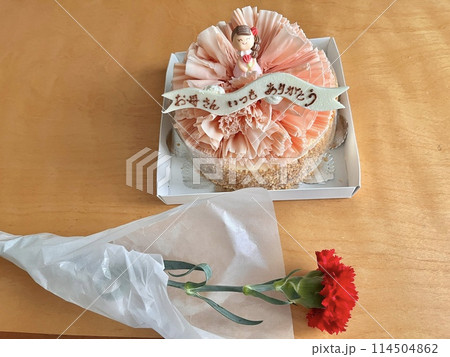 母の日お祝いケーキと一輪のカーネーション 114504862