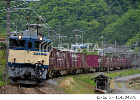 伯備線を走るEF641038コンテナ貨物列車 114504876