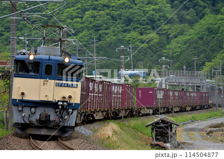 伯備線を走るEF641038コンテナ貨物列車 114504877