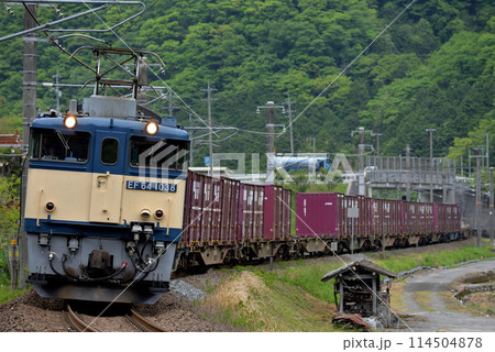 伯備線を走るEF641038コンテナ貨物列車 114504878