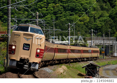 伯備線を走る381系L特急やくも8号 伯備線を走る381系L特急やくも8号 114504881