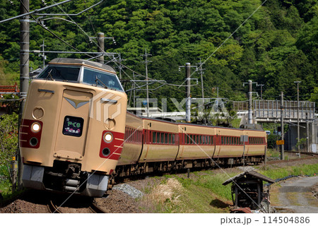 伯備線を走る381系L特急やくも8号 伯備線を走る381系L特急やくも8号 114504886