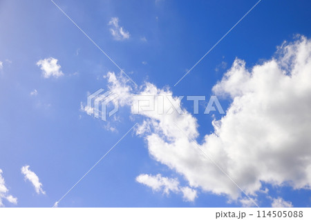 雲のある青空 (背景素材) 雲のある青空 (背景素材) 114505088