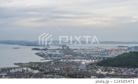 香川県綾歌郡宇多津町の青ノ山からの瀬戸大橋の風景 114505471