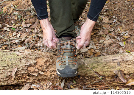 登山靴の紐を結ぶ男性の手元 114505519