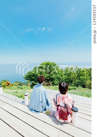 《静岡県》 熱海のACAO FOREST 屋外デッキに腰掛ける浴衣姿のカップル 《静岡県》 熱海のACAO FOREST 屋外デッキに腰掛ける浴衣姿のカップル 114505537