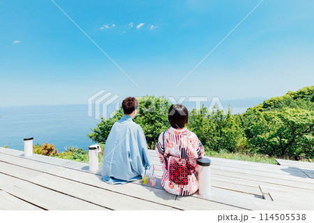 《静岡県》　熱海のACAO FOREST　屋外デッキに腰掛ける浴衣姿のカップル 114505538
