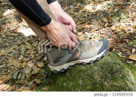 登山靴の紐を結ぶ男性の手元 114505559