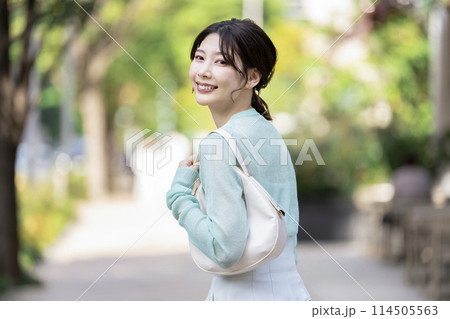 笑顔で振り向く30代の女性 114505563