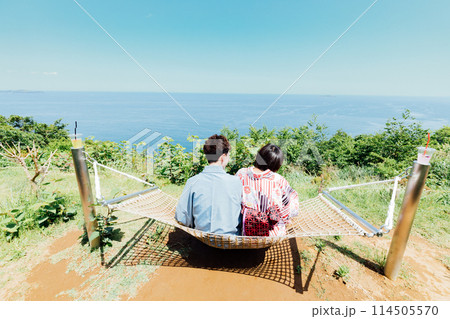 《静岡県》 熱海のACAO FOREST ハンモックベンチに腰掛ける浴衣姿のカップルの写真素材 [114505570] - PIXTA