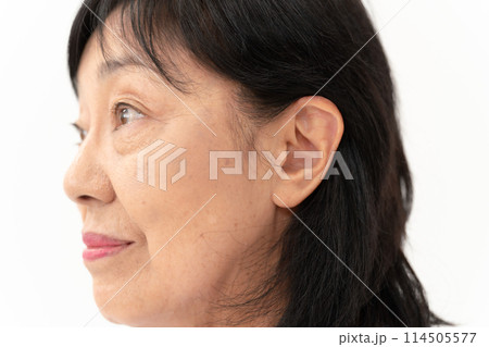 シニア女性　耳 114505577