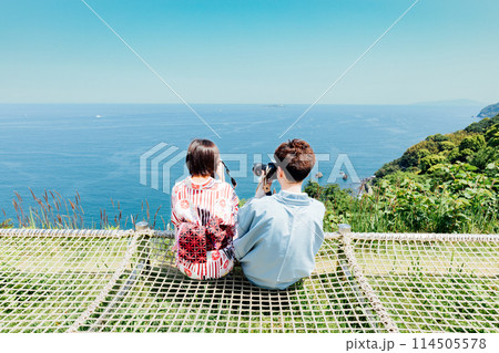 《静岡県》　熱海のACAO FOREST　ハンモックベンチに腰掛ける浴衣姿のカップル 114505578