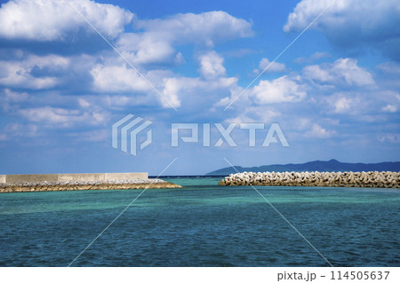 沖縄県竹富島青い空、透き通る緑の海 114505637