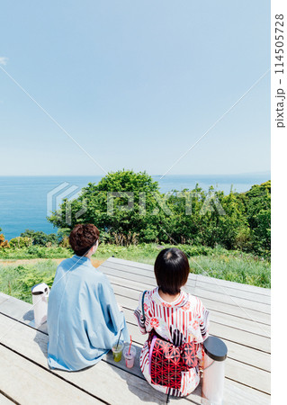 《静岡県》 熱海のACAO FOREST 屋外デッキに腰掛ける浴衣姿のカップル 《静岡県》 熱海のACAO FOREST 屋外デッキに腰掛ける浴衣姿のカップル 114505728