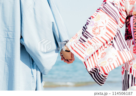 海辺を歩く男性のイメージ 海辺を歩く男性のイメージ 114506187