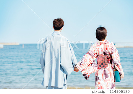 海辺を歩く男性のイメージ 海辺を歩く男性のイメージ 114506189