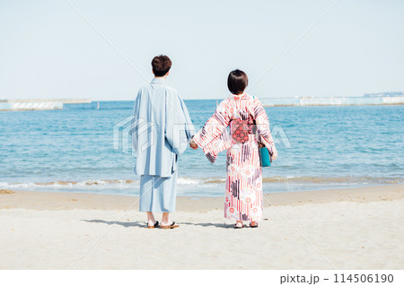 海辺を歩く男性のイメージ 114506190