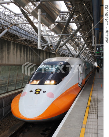 台湾高速鉄道　700T型　「カナヘイの小動物」コラボラッピング列車　台中駅にて 114506302
