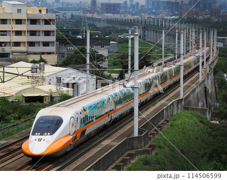 台湾高速鉄道 700T型 「カナヘイの小動物」コラボラッピング列車 快官 高鐵景觀橋にての写真素材 [114506599] - PIXTA