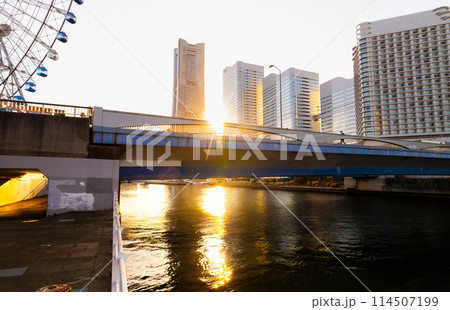 横浜みなとみらい夕日 114507199