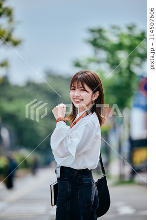 ガッツポーズをする若い女性 114507606