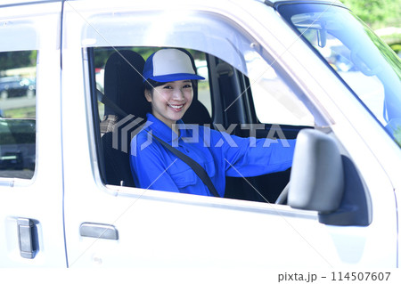 運転中の配送ドライバーの女性 114507607