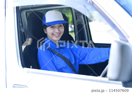 運転中の配送ドライバーの女性 運転中の配送ドライバーの女性 114507609
