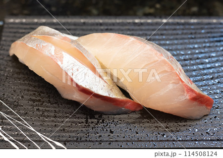 おいしいシマアジの握り鮨 114508124