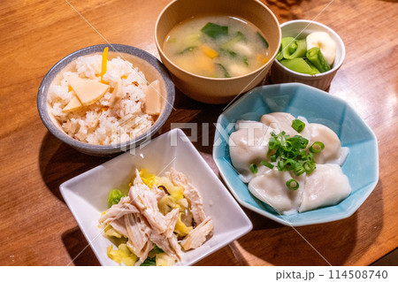 おいしい炊き込みご飯と水餃子と鶏胸肉サラダ おいしい炊き込みご飯と水餃子と鶏胸肉サラダ 114508740
