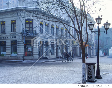 中国黒竜江省ハルビン・中央大街の冬の朝 / Zhongyang St., Harbin, China 中国黒竜江省ハルビン・中央大街の冬の朝 / Zhongyang St., Harbin, China 114509007