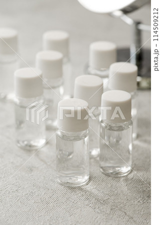 プラスチックボトルに入れたお試し用化粧品ミニサンプル 114509212