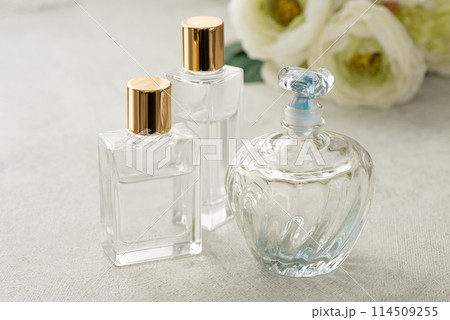 白い花とラグジュアリーなガラス製コスメ容器 114509255