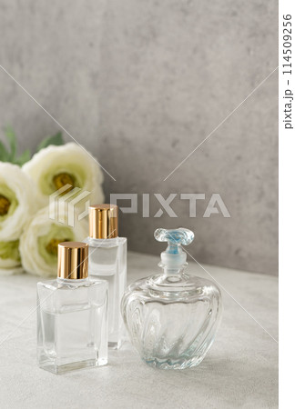 吹きガラス製の香水瓶とゴールドキャップの化粧品ボトル 114509256