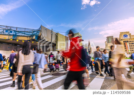日本の東京都市景観 新宿駅西口再開発。小田急百貨店の解体が進む…＝令和6年3月31日 114509586