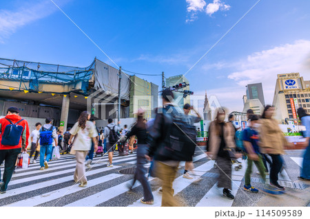 日本の東京都市景観 新宿駅西口再開発。小田急百貨店の解体が進む…=令和6年3月31日 日本の東京都市景観 新宿駅西口再開発。小田急百貨店の解体が進む…=令和6年3月31日 114509589