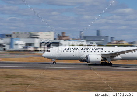 離陸する飛行機 114510150
