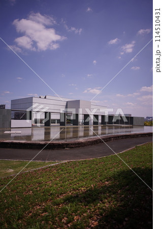 豊田市美術館：庭園から望むモダン建築 114510431