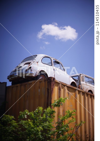 コンテナに乗った廃車：斜めから望む 114510435