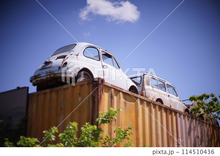 コンテナに乗った廃車：斜めから望む2 114510436