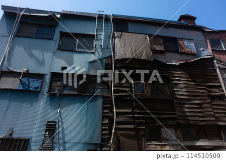 バラック小屋、老朽化した昭和建築、倒壊しそうな古い家、耐震補強しなければいけない家 114510509
