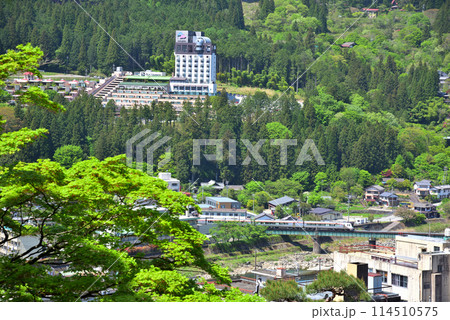 《岐阜県》新緑の下呂温泉の温泉街を走る高山線新型特急ひだ 114510575